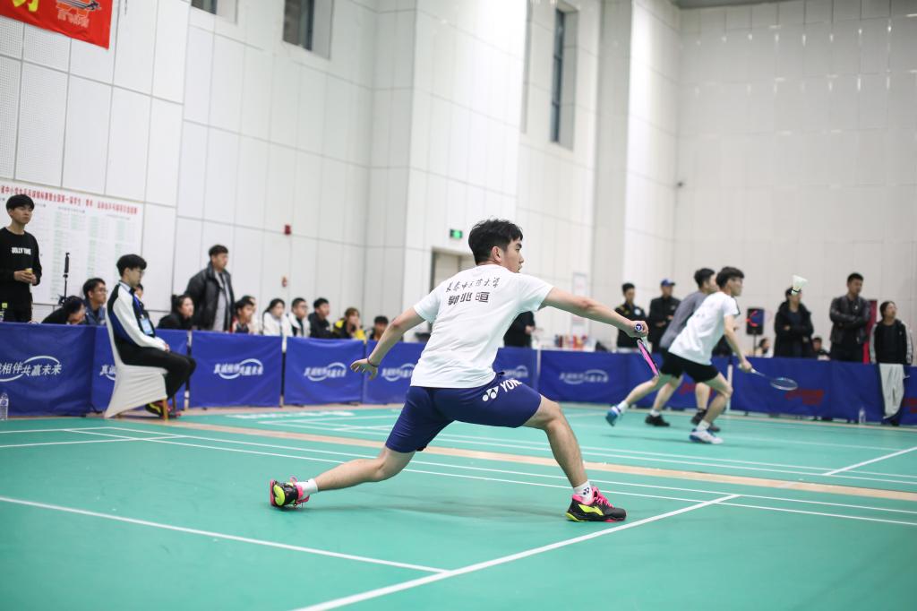 运动员在比赛中展现出优异实力